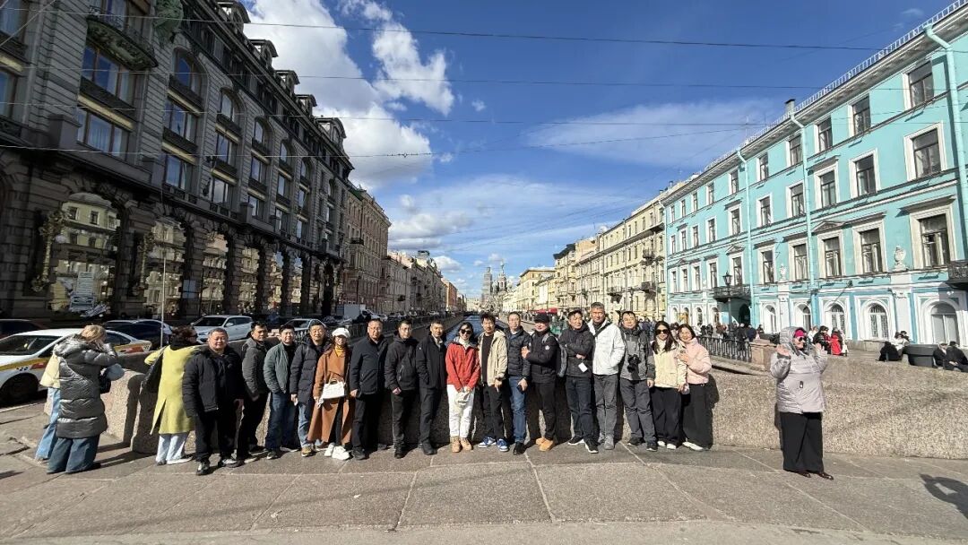 思迅伙伴漫步圣彼得堡-涅瓦大街合影-15.jpg